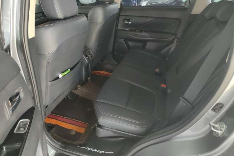 Used Mitsubishi Outlander 2019 2.0L Two-Wheel Drive Comfort Edition 5 Seats China VI Standard Interior 1