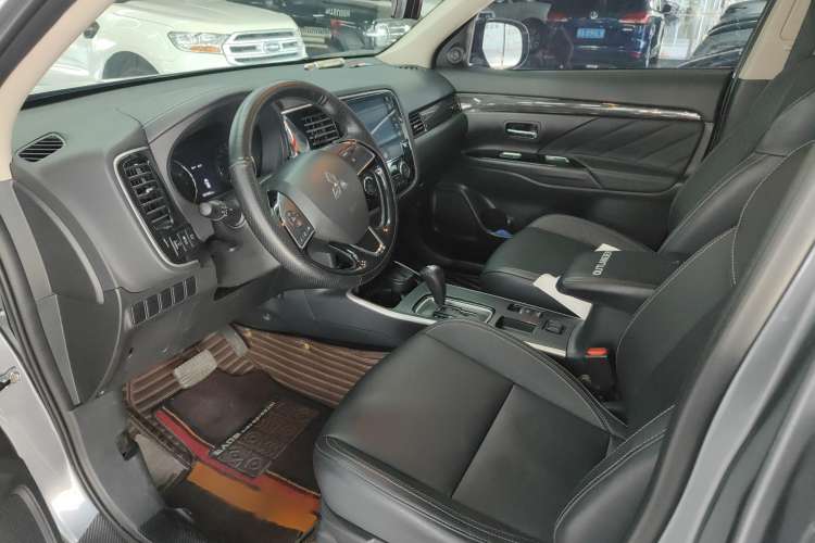 Used Mitsubishi Outlander 2019 2.0L Two-Wheel Drive Comfort Edition 5 Seats China VI Standard Interior 2