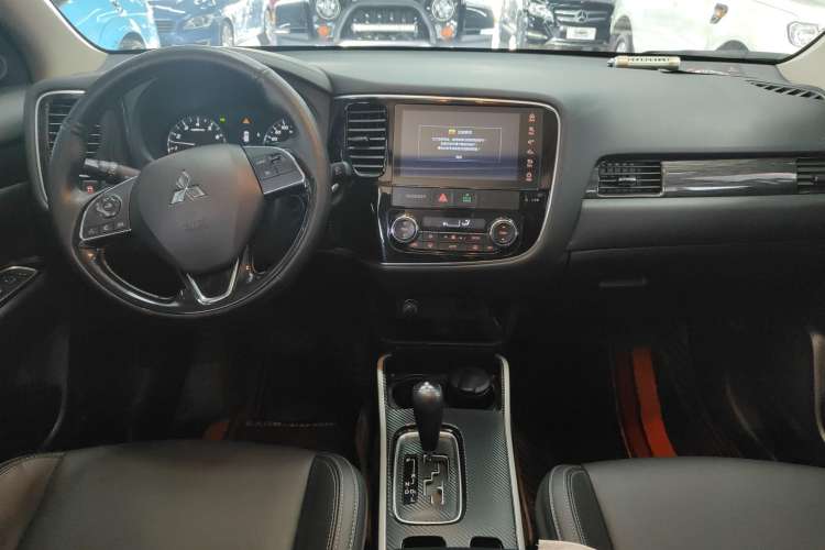 Used Mitsubishi Outlander 2019 2.0L Two-Wheel Drive Comfort Edition 5 Seats China VI Standard Interior 3