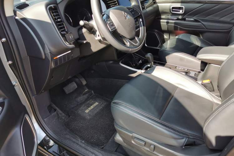 Used Mitsubishi Outlander 2019 2.4L Two-Wheel Drive ZhiXing Version 5 Seats China V Emission Standard Left Front Seat