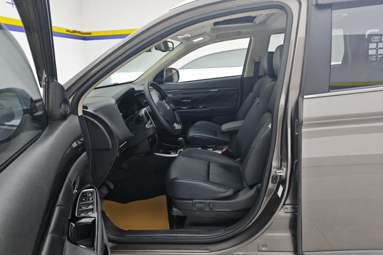 Used Mitsubishi Outlander 2019 2.4L 4x4 Zhi Xiang Edition 5 Seats China VI Standard Left Front Seat
