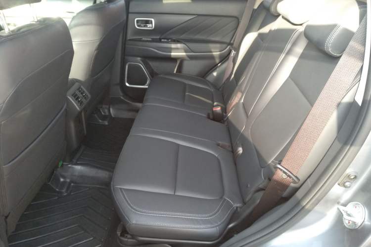 Used Mitsubishi Outlander 2019 2.4L 4x4 Zhi Xiang Edition 5 Seats China VI Standard Left Rear Seat