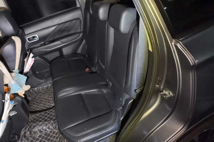Used Mitsubishi Outlander 2019 2.4L 4x4 Zhi Xiang Edition 7 Seats China VI Standard Left Rear Seat
