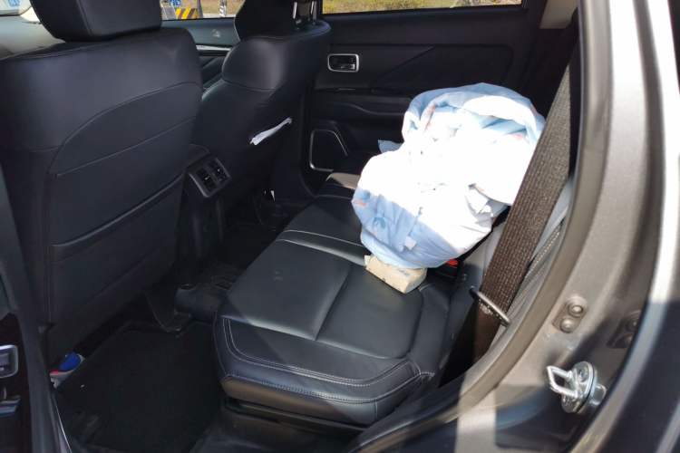 Used Mitsubishi Outlander 2019 2.4L Two-Wheel Drive ZhiXing Version 5 Seats China V Emission Standard Left Rear Seat