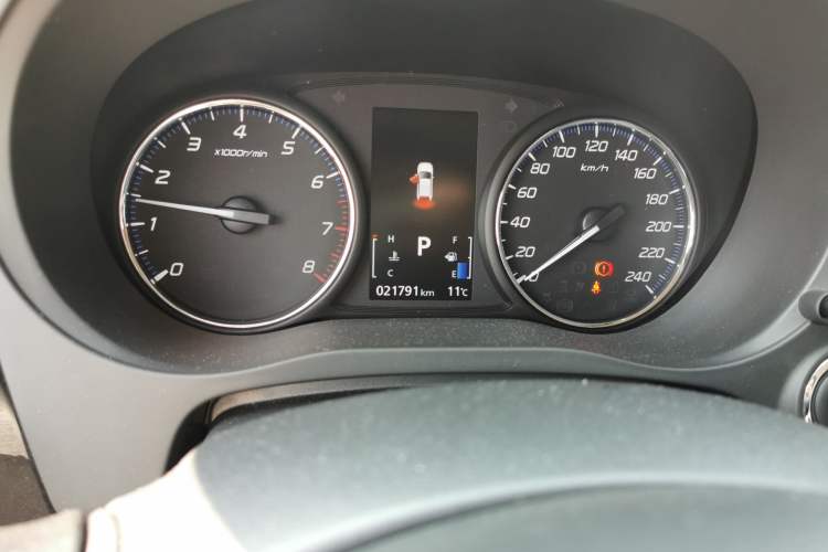 Used Mitsubishi Outlander 2019 2.4L Two-Wheel Drive ZhiXing Version 5 Seats China V Emission Standard Odometer Close Up