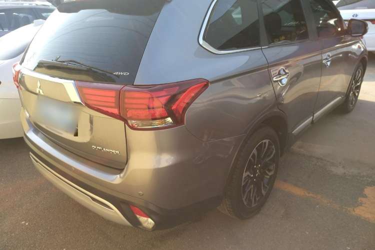 Used Mitsubishi Outlander 2019 2.4L 4x4 Zhi Xiang Edition 5 Seats China VI Standard Rear Right 45 Deg