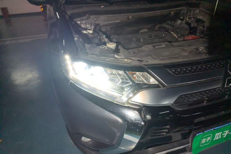 Used Mitsubishi Outlander 2019 2.4L 4x4 Zhi Xiang Edition 7 Seats China VI Standard Right Front Headlight