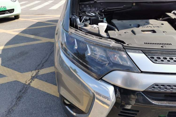Used Mitsubishi Outlander 2019 2.4L Two-Wheel Drive ZhiXing Version 5 Seats China V Emission Standard Right Front Headlight