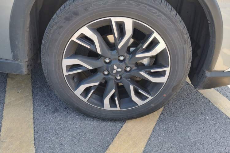 Used Mitsubishi Outlander 2019 2.4L Two-Wheel Drive ZhiXing Version 5 Seats China V Emission Standard Right Front Wheel Hub