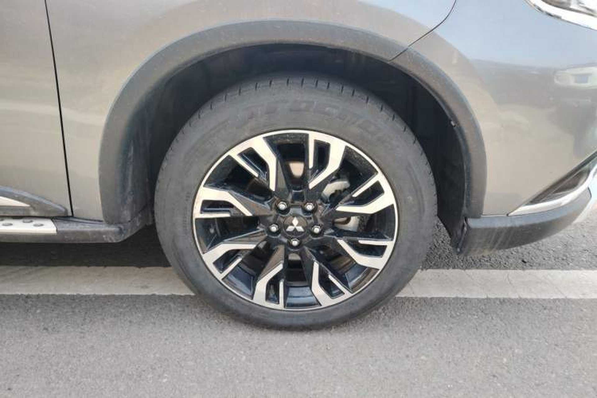 Used Mitsubishi Outlander 2019 2.4L 4x4 Zhi Xiang Edition 5 Seats China VI Standard Right Front Wheel Hub