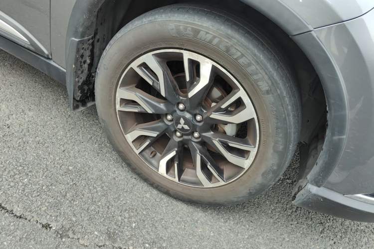 Used Mitsubishi Outlander 2019 2.4L 4x4 Zhi Xiang Edition 5 Seats China VI Standard Right Front Wheel Hub
