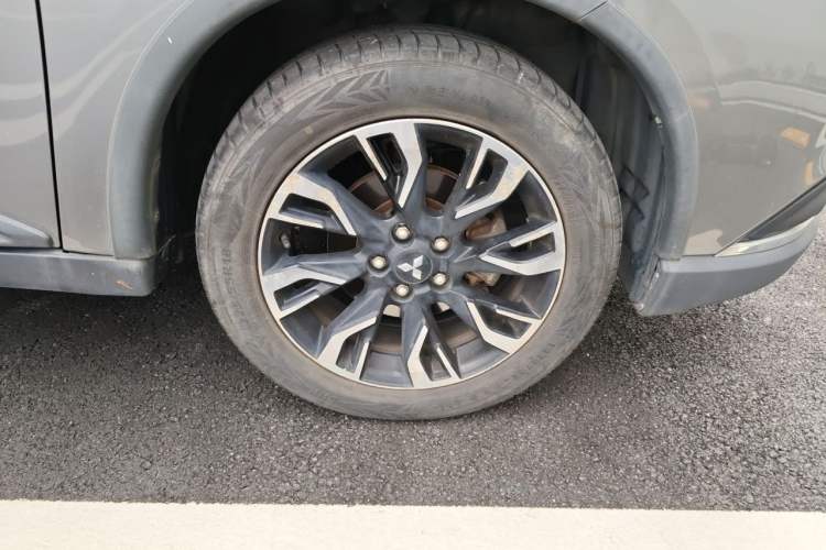 Used Mitsubishi Outlander 2019 2.0L Two-Wheel Drive Comfort Edition 5 Seats China VI Standard Right Front Wheel Hub