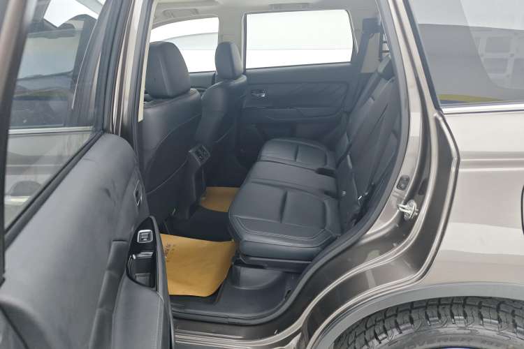 Used Mitsubishi Outlander 2019 2.4L 4x4 Zhi Xiang Edition 5 Seats China VI Standard Right Rear Seat