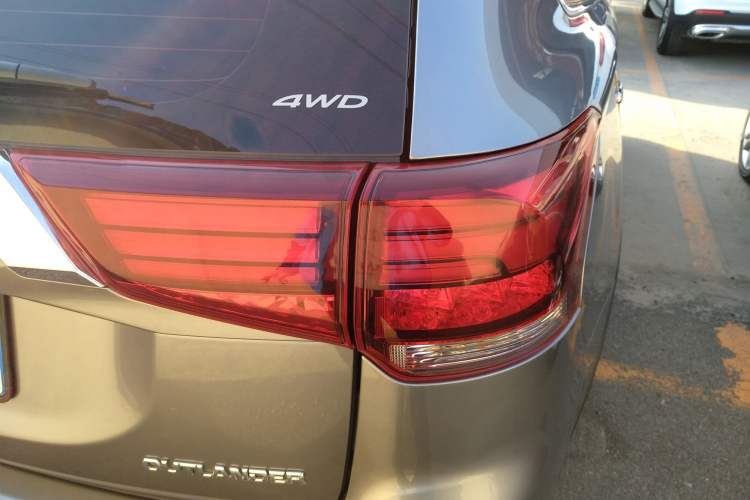Used Mitsubishi Outlander 2019 2.4L 4x4 Zhi Xiang Edition 5 Seats China VI Standard Right Rear Taillight