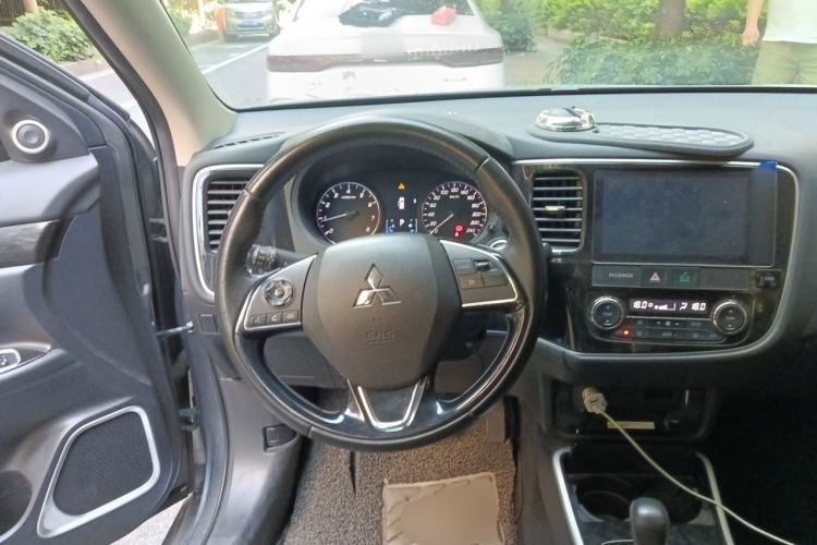 Used Mitsubishi Outlander 2019 2.0L Two-Wheel Drive Comfort Edition 5 Seats China V Standard Steering Wheel