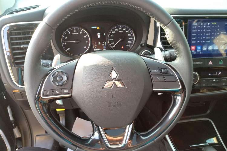 Used Mitsubishi Outlander 2019 2.4L 4x4 Zhi Xiang Edition 5 Seats China VI Standard Steering Wheel