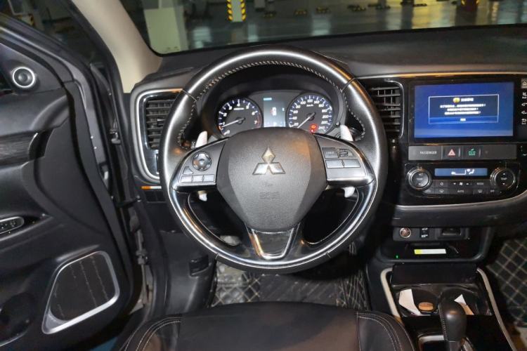 Used Mitsubishi Outlander 2019 2.4L 4x4 Zhi Xiang Edition 7 Seats China VI Standard Steering Wheel