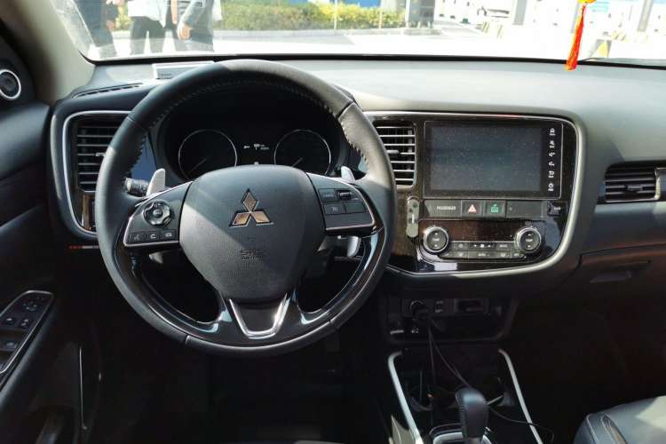 Used Mitsubishi Outlander 2019 2.4L Two-Wheel Drive ZhiXing Version 5 Seats China V Emission Standard Steering Wheel