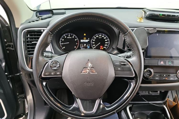 Used Mitsubishi Outlander 2019 2.0L Two-Wheel Drive Comfort Edition 5 Seats China VI Standard Steering Wheel