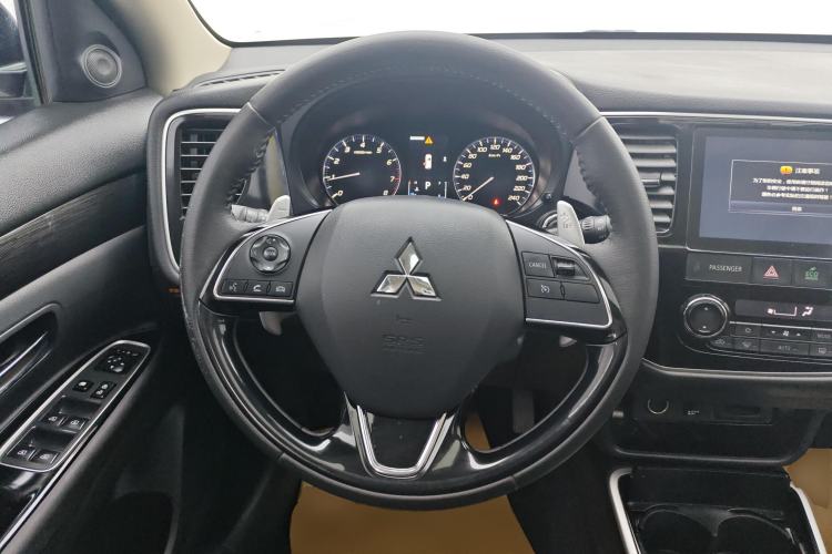 Used Mitsubishi Outlander 2019 2.4L 4x4 Zhi Xiang Edition 5 Seats China VI Standard Steering Wheel