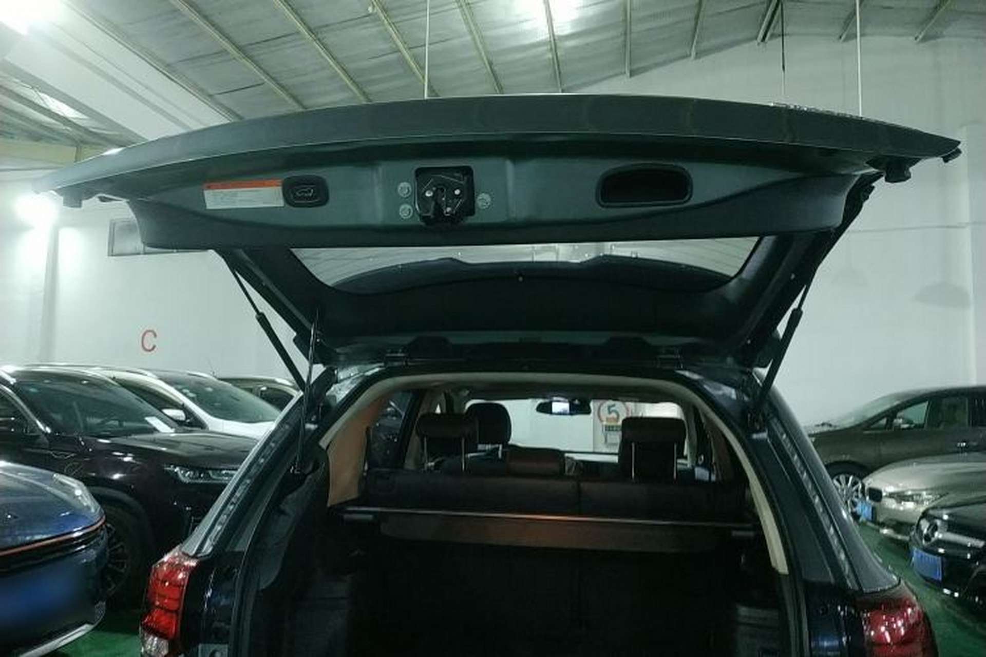 Used Mitsubishi Outlander 2019 2.4L 4x4 Zhi Xiang Edition 5 Seats China VI Standard Trunk