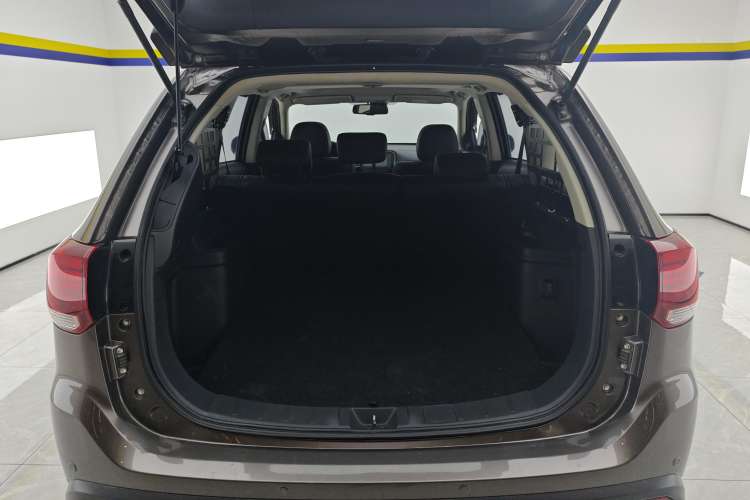 Used Mitsubishi Outlander 2019 2.4L 4x4 Zhi Xiang Edition 5 Seats China VI Standard Trunk