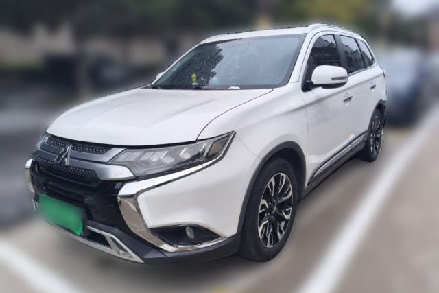 Ojetý Mitsubishi Outlander 2019 2.4L 4x4 Zhi Xiang Edition 5 Seats China V Emission Standard