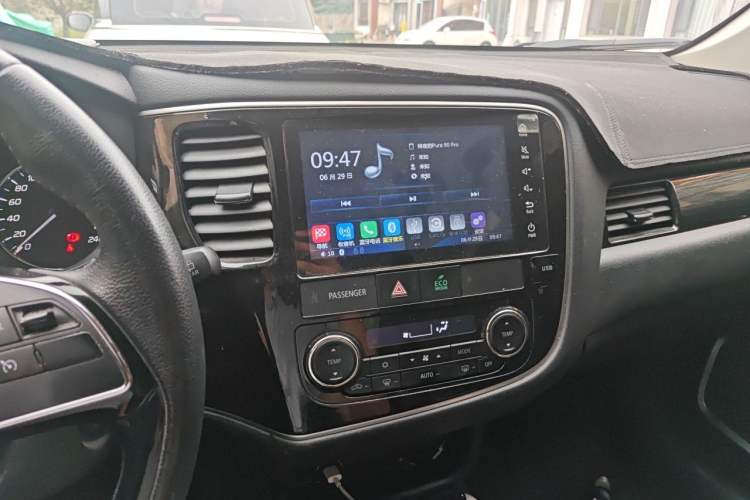Used Mitsubishi Outlander 2019 2.0L Two-Wheel Drive Comfort Edition 5 Seats China V Emission Standard Audio And AC Panel