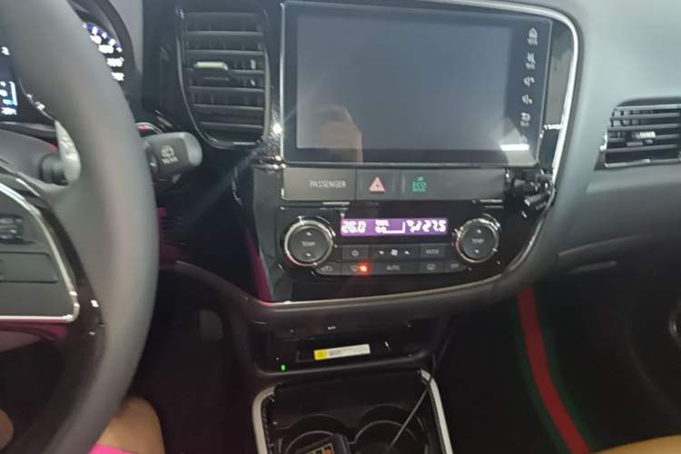 Used Mitsubishi Outlander 2019 2.4L 4x4 Zhi Xiang Edition 5 Seats China V Emission Standard Audio And AC Panel
