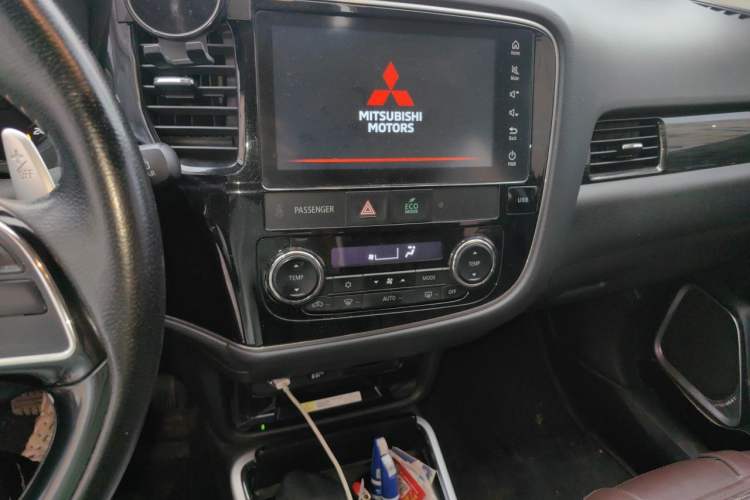 Used Mitsubishi Outlander 2019 2.4L 4x4 Zhi Xiang Edition 5 Seats China VI Standard Audio And AC Panel
