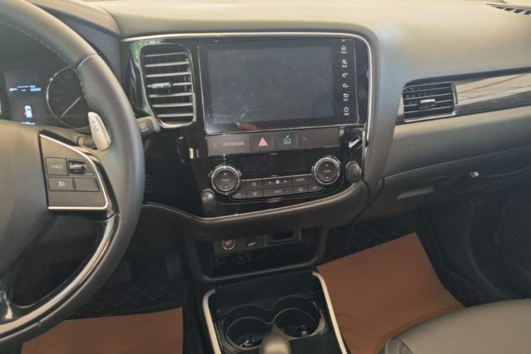 Used Mitsubishi Outlander 2019 2.4L 4x4 Zhi Xiang Edition 5 Seats China VI Standard Audio And AC Panel