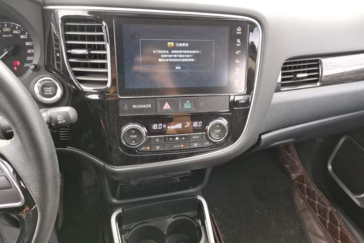 Used Mitsubishi Outlander 2019 2.0L Two-Wheel Drive Comfort Edition 5 Seats China VI Standard Audio And AC Panel
