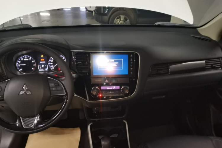 Used Mitsubishi Outlander 2019 2.0L Two-Wheel Drive Comfort Edition 5 Seats China VI Standard Audio And AC Panel