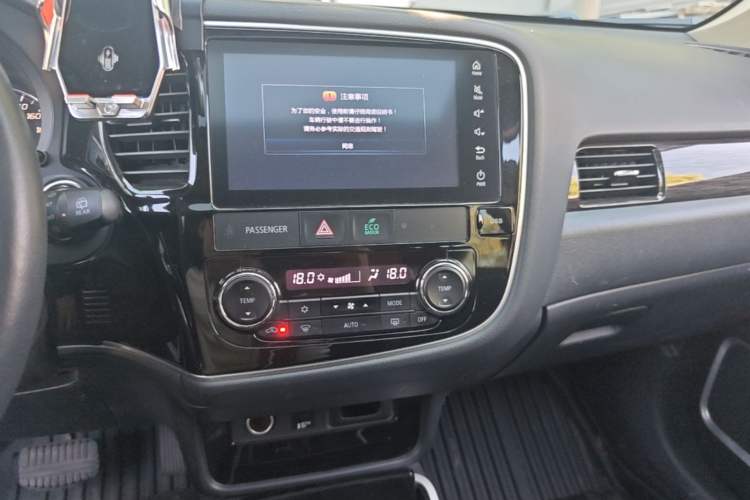 Used Mitsubishi Outlander 2019 2.4L 4x4 Zhi Xiang Edition 7 Seats China V Emission Standard Audio And AC Panel