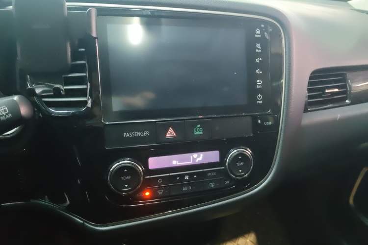 Used Mitsubishi Outlander 2019 2.0L Two-Wheel Drive Comfort Edition 5 Seats China VI Standard Audio And AC Panel