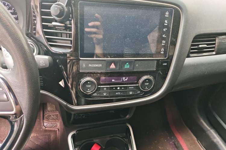 Used Mitsubishi Outlander 2019 2.4L 4x4 Zhi Xiang Edition 5 Seats China V Emission Standard Audio And AC Panel