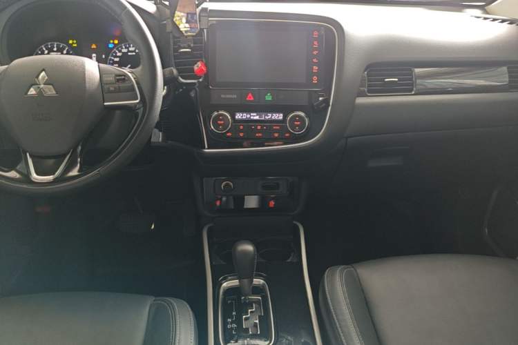 Used Mitsubishi Outlander 2019 2.0L Two-Wheel Drive Comfort Edition 5 Seats China V Standard Audio And AC Panel