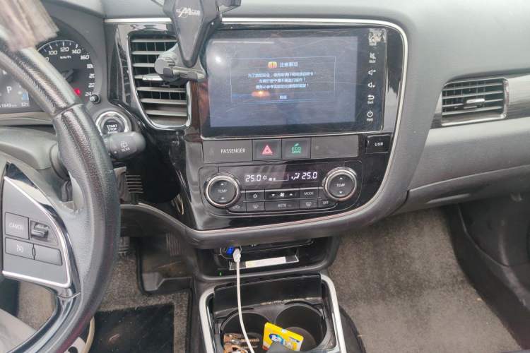Used Mitsubishi Outlander 2019 2.4L 4x4 Zhi Xiang Edition 5 Seats China VI Standard Audio And AC Panel
