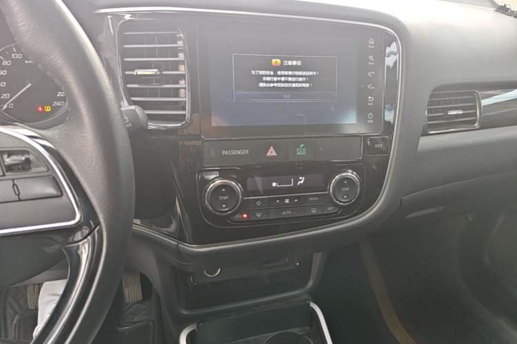 Used Mitsubishi Outlander 2019 2.0L Two-Wheel Drive Comfort Edition 5 Seats China VI Standard Audio And AC Panel