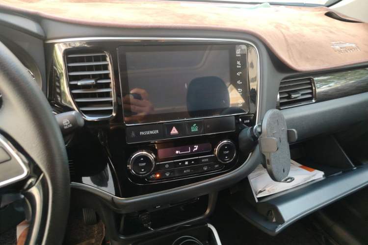 Used Mitsubishi Outlander 2019 2.4L 4x4 Zhi Xiang Edition 7 Seats China VI Standard Audio And AC Panel