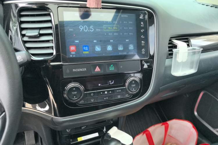 Used Mitsubishi Outlander 2019 2.4L 4x4 Zhi Xiang Edition 7 Seats China VI Standard Audio And AC Panel