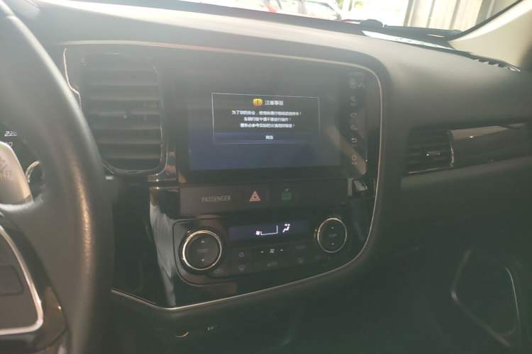 Used Mitsubishi Outlander 2019 2.4L 4x4 Zhi Xiang Edition 7 Seats China VI Standard Audio And AC Panel