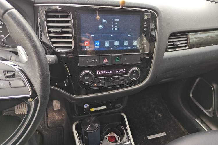 Used Mitsubishi Outlander 2019 2.4L Two-Wheel Drive ZhiXing Version 5 Seats China V Emission Standard Audio And AC Panel