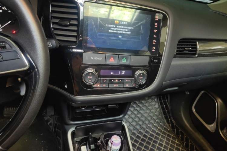 Used Mitsubishi Outlander 2019 2.4L 4x4 Zhi Xiang Edition 7 Seats China VI Standard Audio And AC Panel