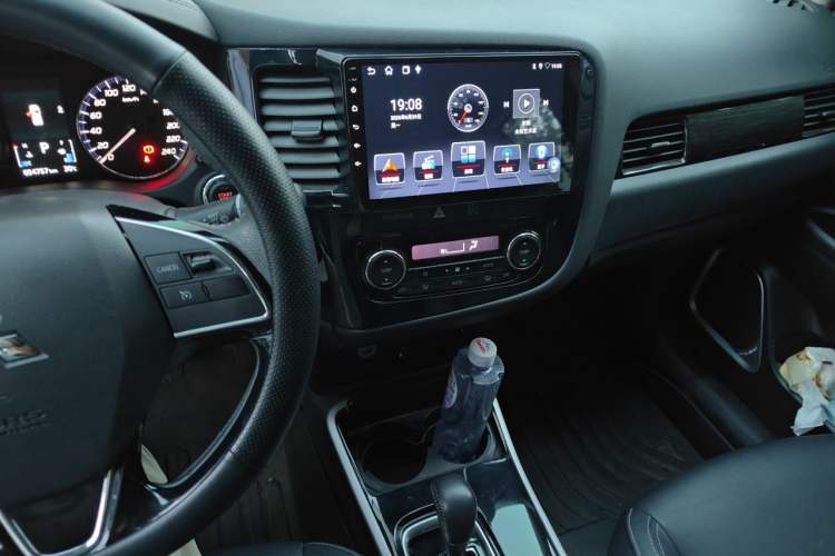 Used Mitsubishi Outlander 2019 2.0L Two-Wheel Drive Comfort Edition 7 Seats China V Emission Standard Audio And AC Panel
