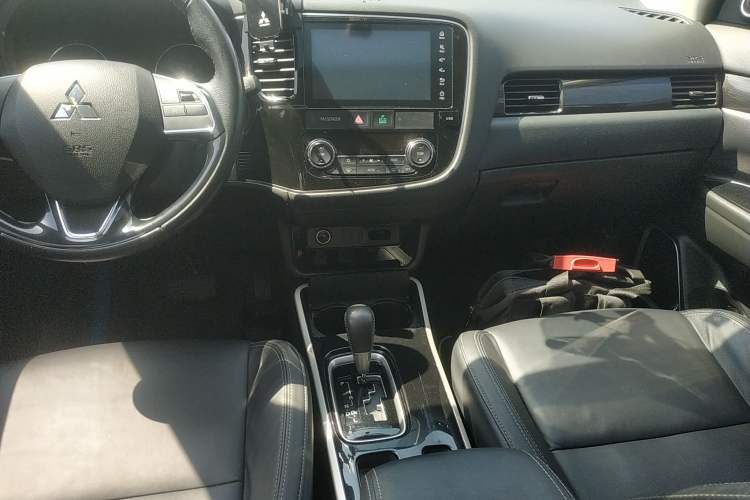 Used Mitsubishi Outlander 2019 2.0L Two-Wheel Drive Comfort Edition 5 Seats China V Standard Audio And AC Panel