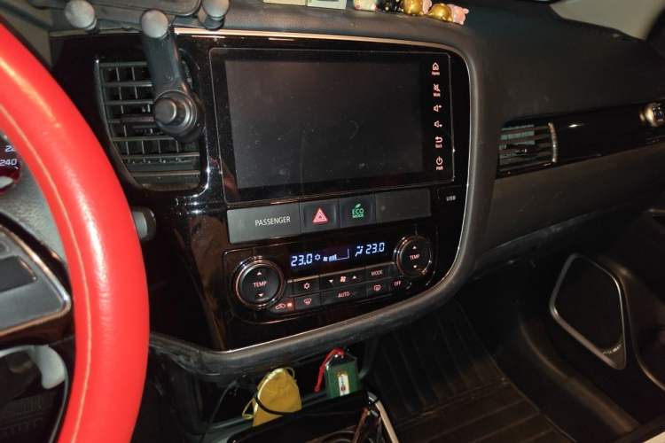 Used Mitsubishi Outlander 2019 2.4L 4x4 Zhi Xiang Edition 7 Seats China VI Standard Audio And AC Panel