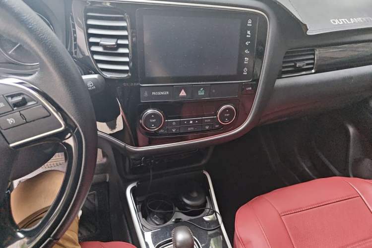 Used Mitsubishi Outlander 2019 2.0L Two-Wheel Drive Comfort Edition 5 Seats China VI Standard Audio And AC Panel