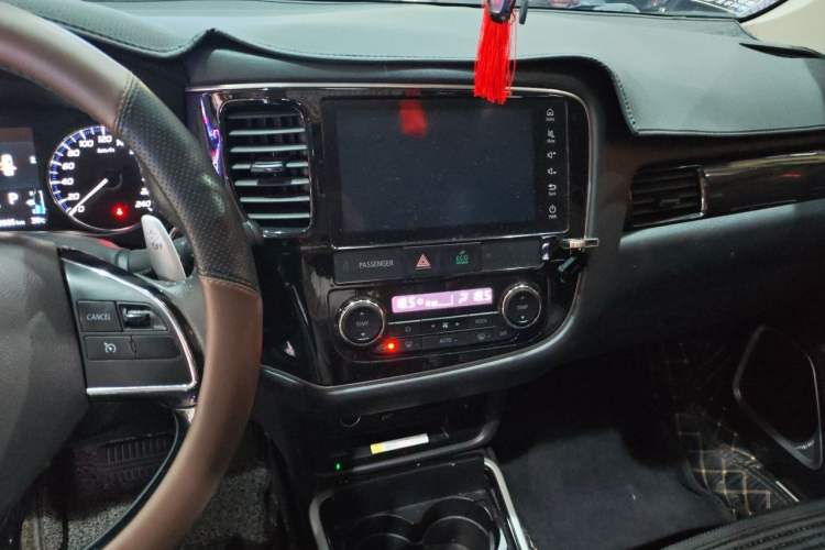 Used Mitsubishi Outlander 2019 2.4L 4x4 Zhi Xiang Edition 7 Seats China VI Standard Audio And AC Panel