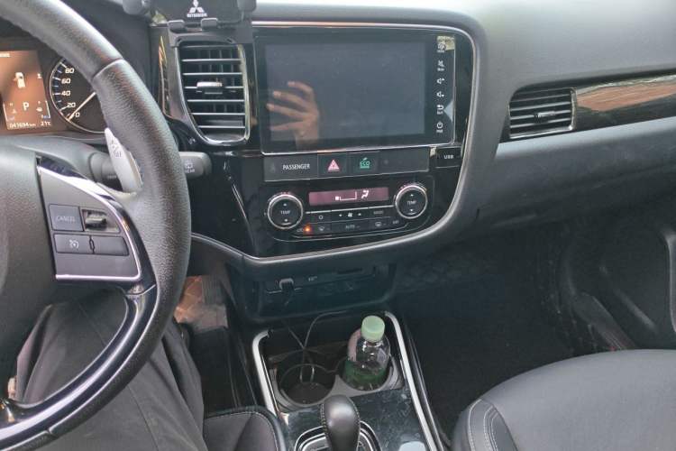 Used Mitsubishi Outlander 2019 2.4L 4x4 Zhi Xiang Edition 5 Seats China V Emission Standard Audio And AC Panel